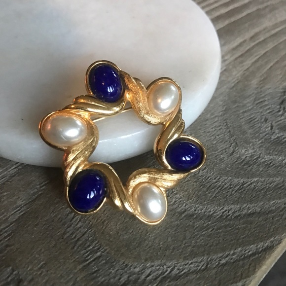 Vintage Brooch in White and Blue - Picture 2 of 3